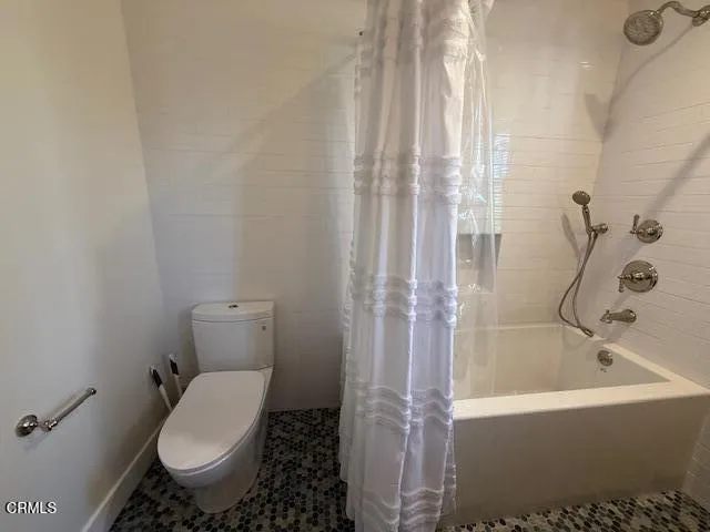 an empty room with windows and pillars in it