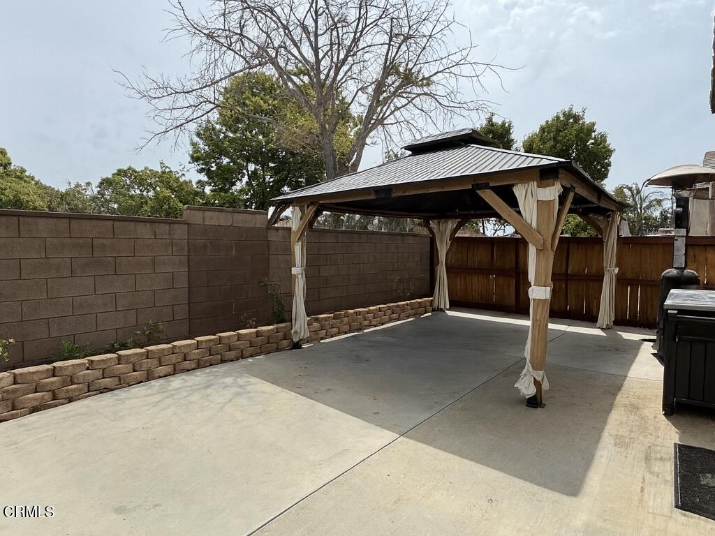 818 Navigator Way Oxnard, CA 93035 - Photo 29 of 29 a backyard with wooden fence and a fountain