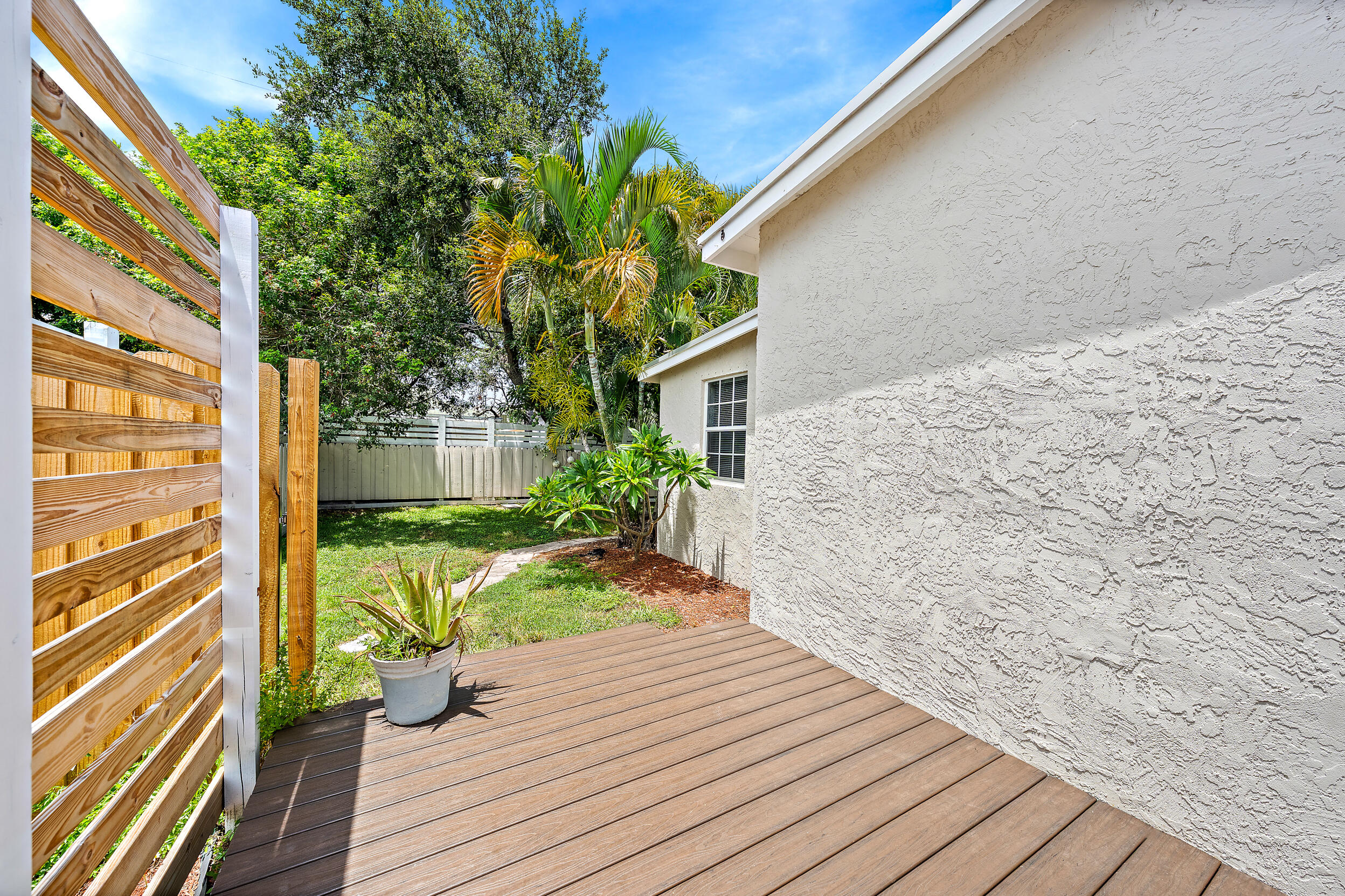 200 East 24th Street Riviera Beach, FL 33404 - Photo 18 of 22 Deck
