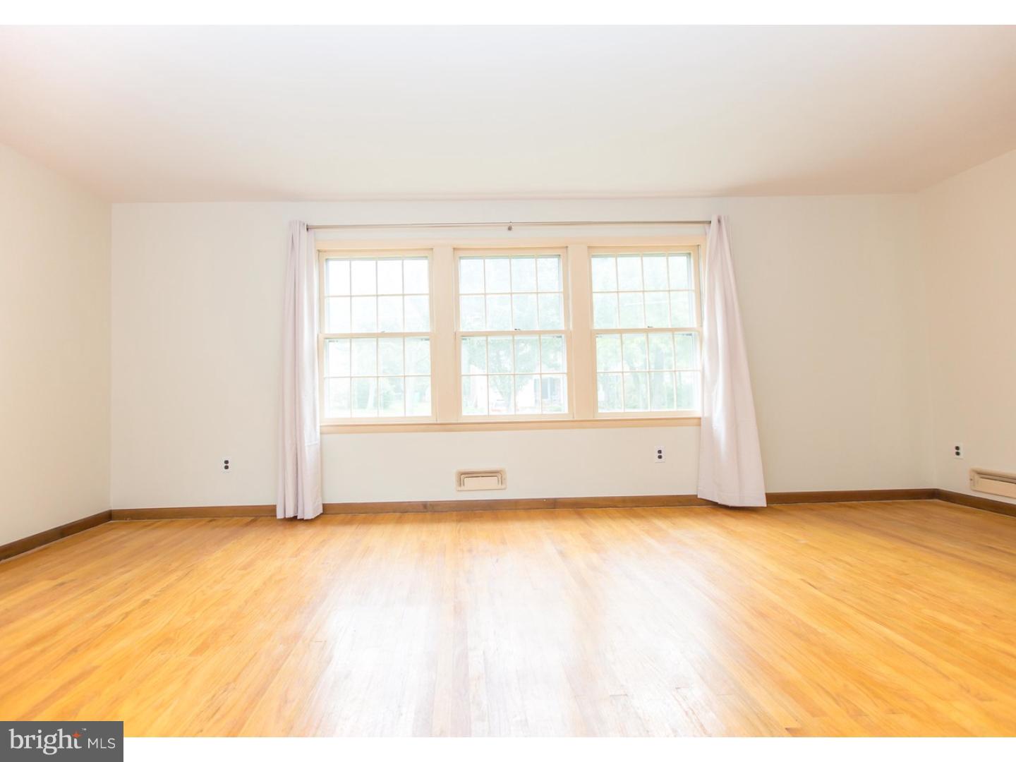 49 Hamilton Road Marlton, NJ 08053 - Photo 4 of 24 Living Room