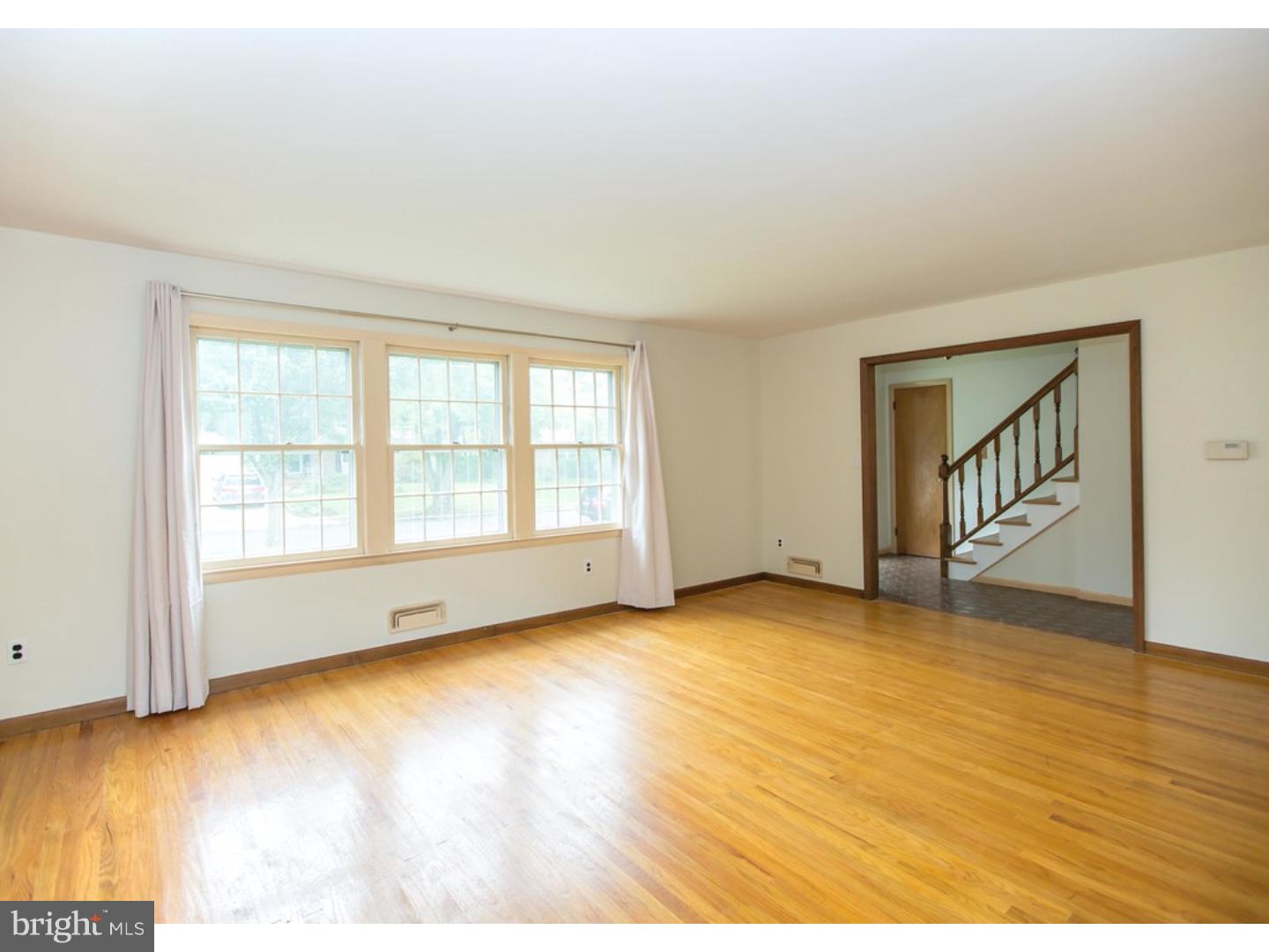 49 Hamilton Road Marlton, NJ 08053 - Photo 5 of 24 Living Room