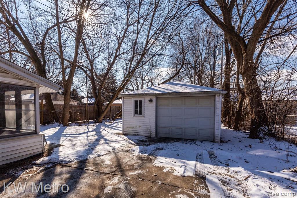15712 Charles R Avenue Eastpointe, MI 48021 - Photo 5 of 29