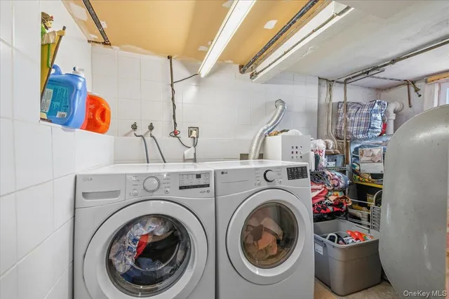 a view of a pathway with a white house