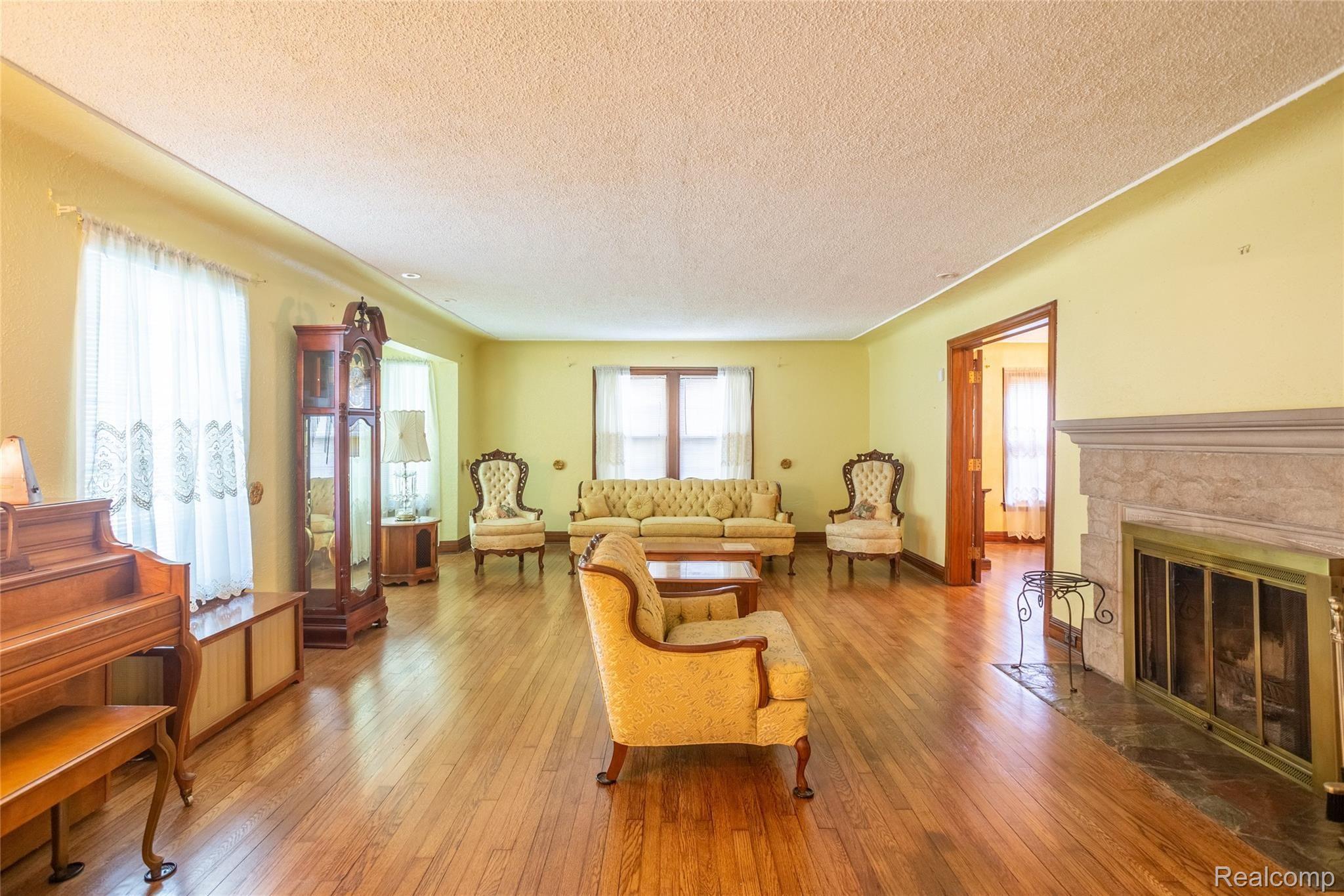 19645 Shrewsbury Road Detroit, MI 48221 - Photo 22 of 58 Shrewsbury Road _19645 -Entry-Living Room-64.jpg