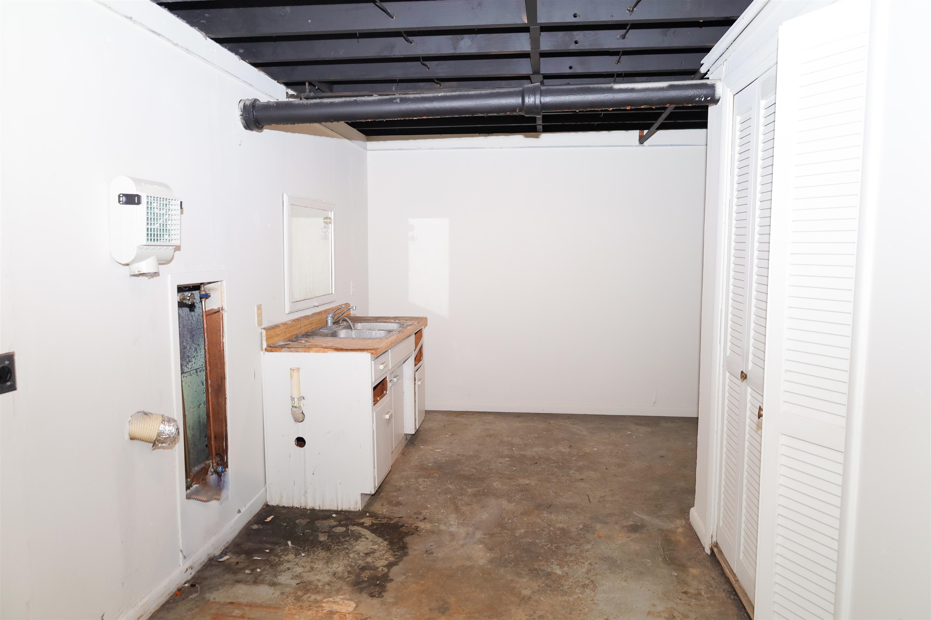 4843 Rolling Fields Drive Memphis, TN 38128 - Photo 17 of 22 Interior space featuring sink