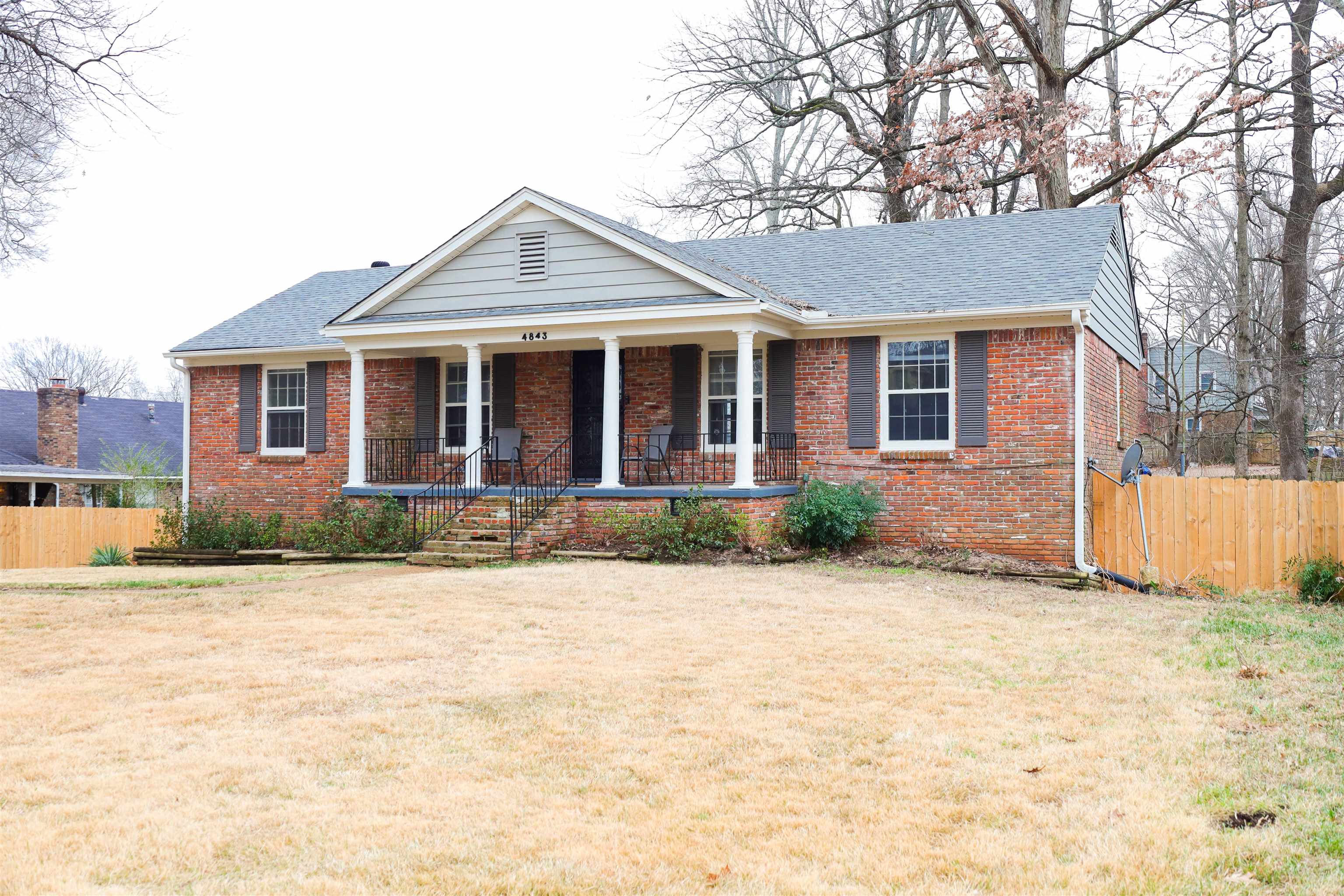 4843 Rolling Fields Drive Memphis, TN 38128 - Photo 2 of 22 View of front of home featuring a porch and a front lawn