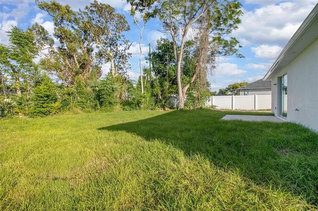 a view of a yard with an tree