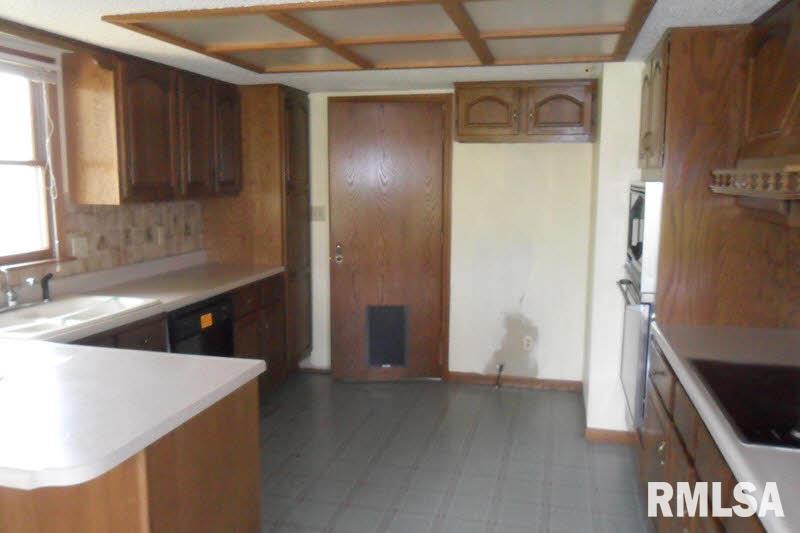 9022 East Richview Road Mount Vernon, IL 62864 - Photo 2 of 24