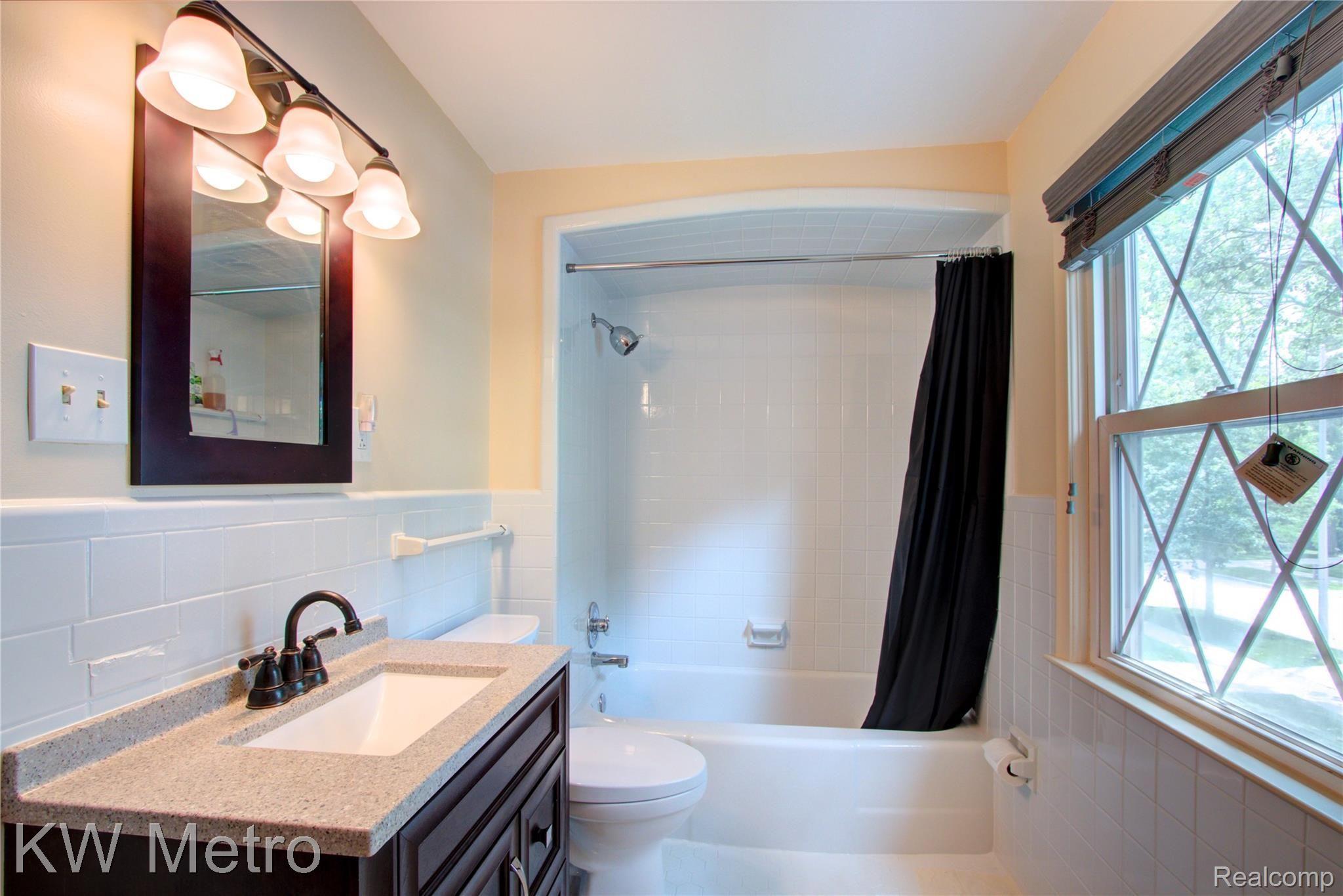 1990 Broadstone Road Grosse Pointe, MI 48236 - Photo 21 of 41 1990 Broadstone 21.jpg