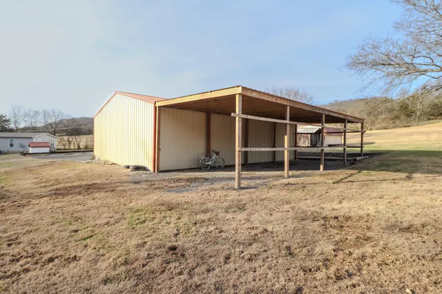 a view of a dry yard