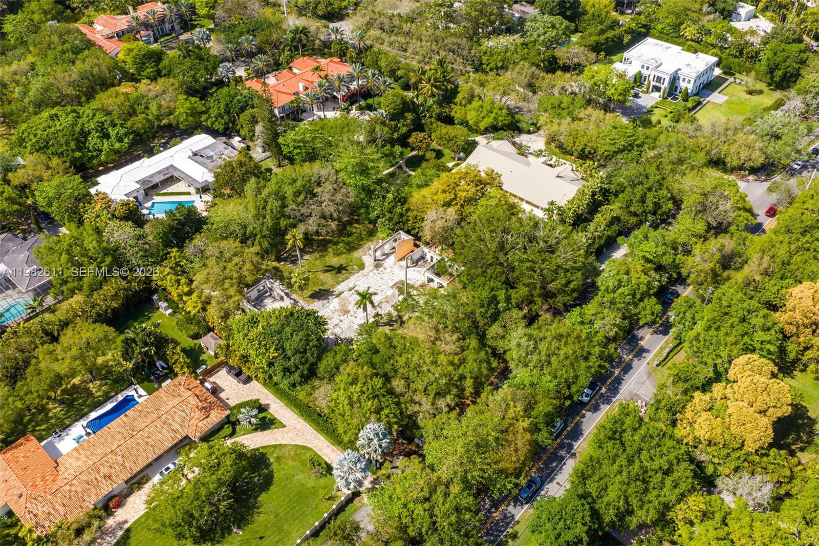 10550 Old Cutler Road Coral Gables, FL 33156 - Photo 19 of 24 a backyard of a house with lots of green space