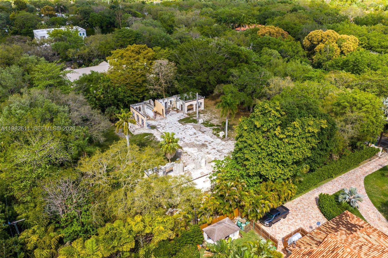 10550 Old Cutler Road Coral Gables, FL 33156 - Photo 4 of 24 a backyard of a house with lots of green space