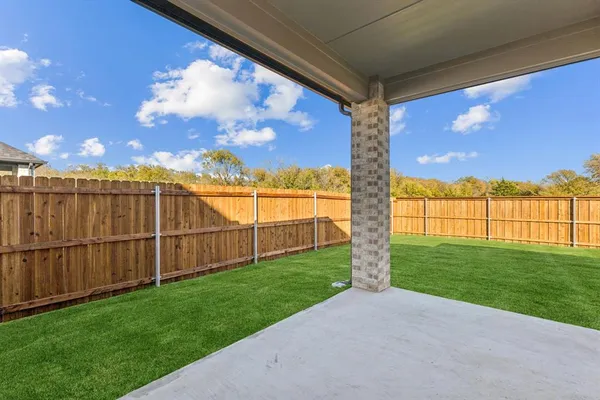 a view of a yard with a big yard