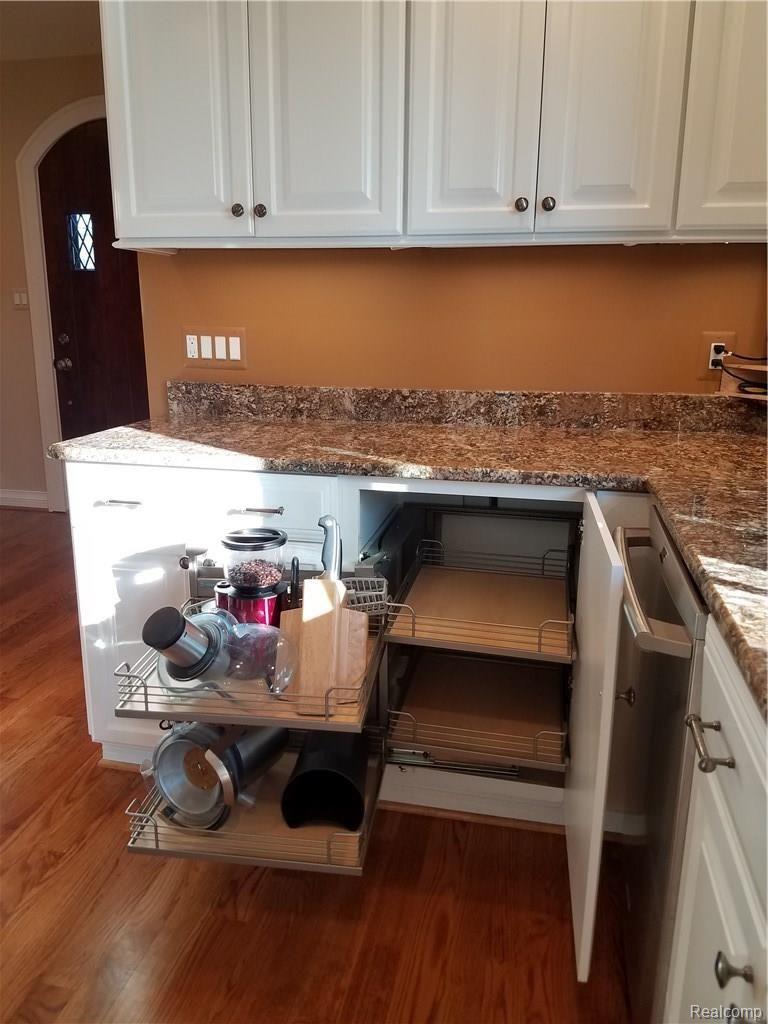 18608 Meridian Road Grosse Ile, MI 48138 - Photo 8 of 31 Corner Pull Out Unit.jpg