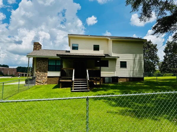 a view of a house with backyard