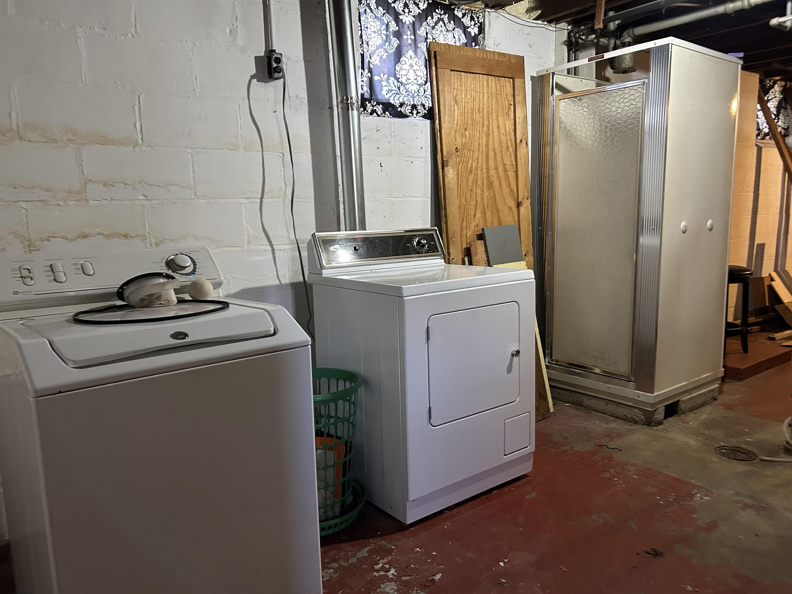 1922 Bruner Street Rockford, IL 61103 - Photo 17 of 18 a utility room with dryer and washer