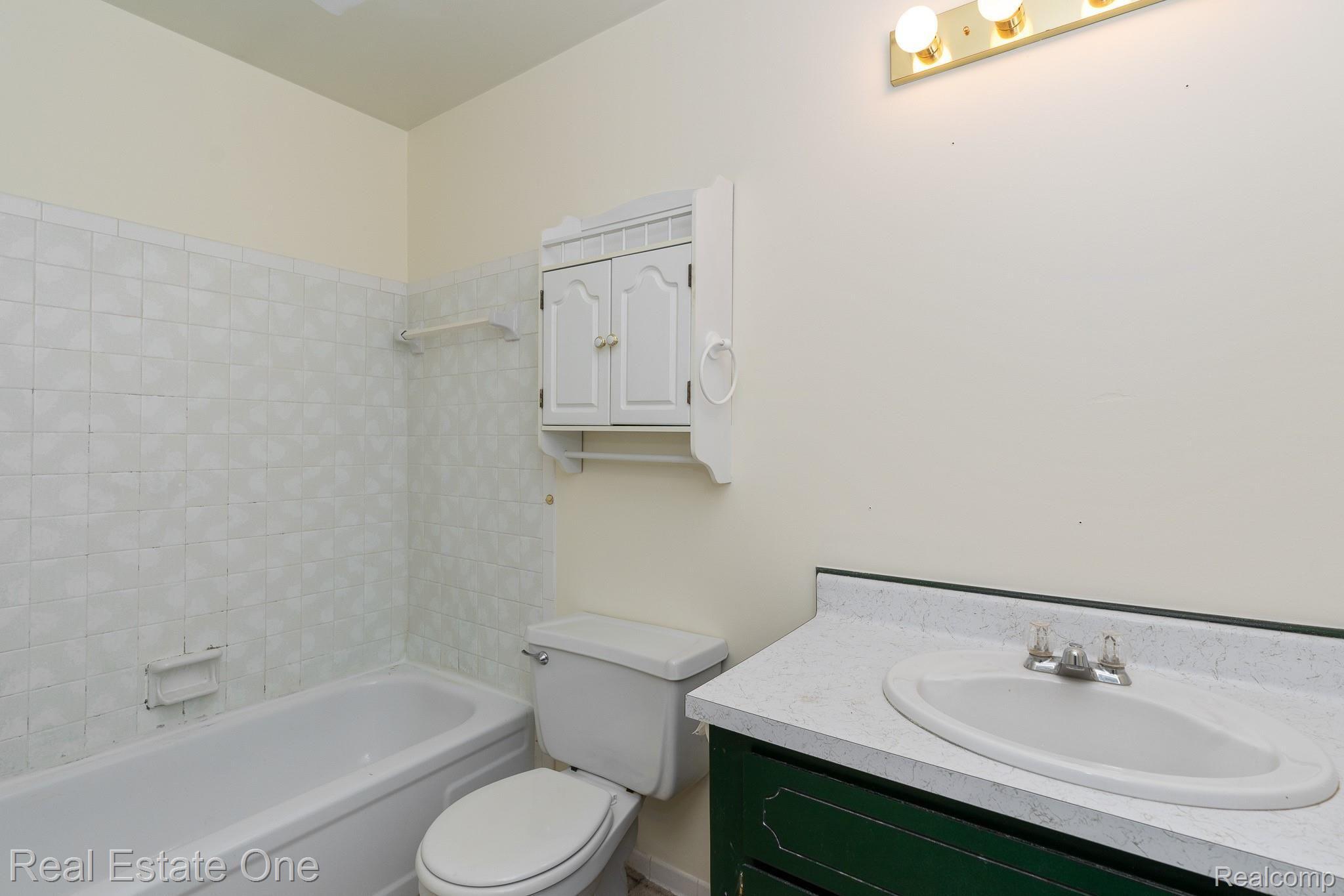 2268 Hillendale Drive Rochester, MI 48309 - Photo 14 of 19 Second floor full bath