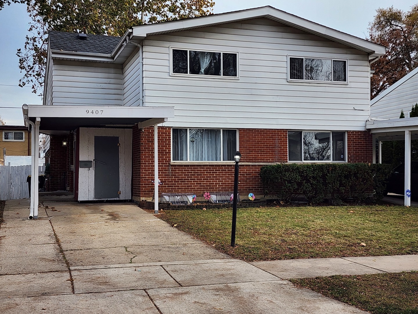 a view of a house with backyard and garden