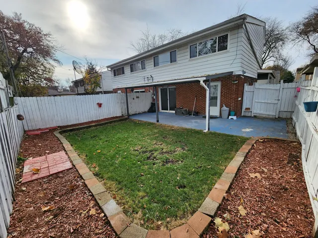 $370,000 | 9407 Ironwood Lane, Des Plaines, IL 60016