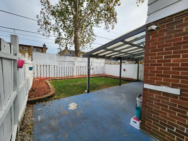 $370,000 | 9407 Ironwood Lane, Des Plaines, IL 60016