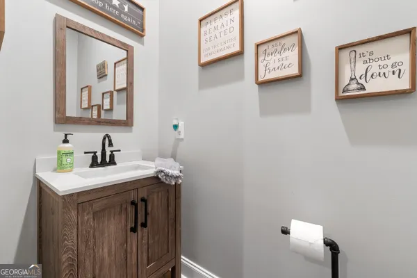 a bed room with a bed and a closet