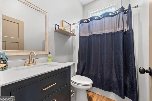 a bed room with a bed and a closet