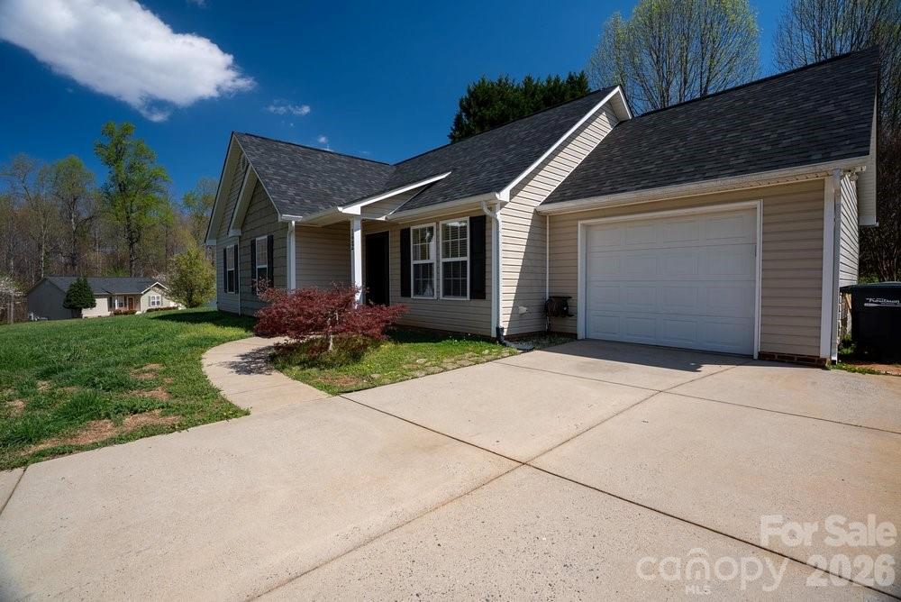 122 Addison Place Troutman, NC 28166 - Photo 2 of 40 a front view of house with yard and green space