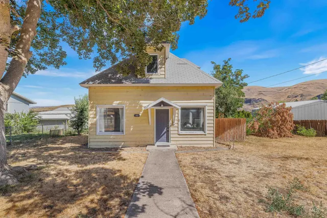 $334,900 | 815 2nd Street, Asotin, WA 99402