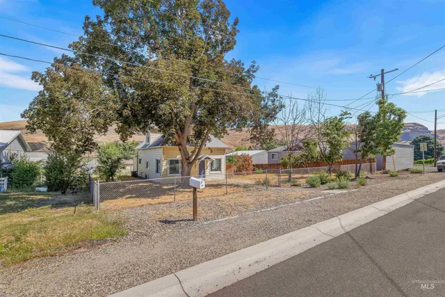 $334,900 | 815 2nd Street, Asotin, WA 99402