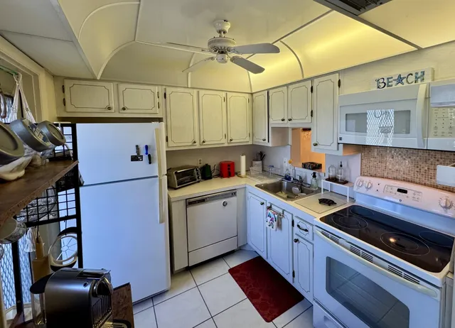 $2,250 | 2222 Northeast 1st Way, Unit 204, Boynton Beach, FL 33435