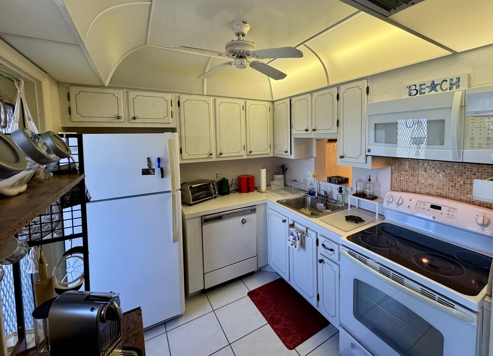 2222 Northeast 1st Way, Unit 204 Boynton Beach, FL 33435 - Photo 14 of 26 Kitchen