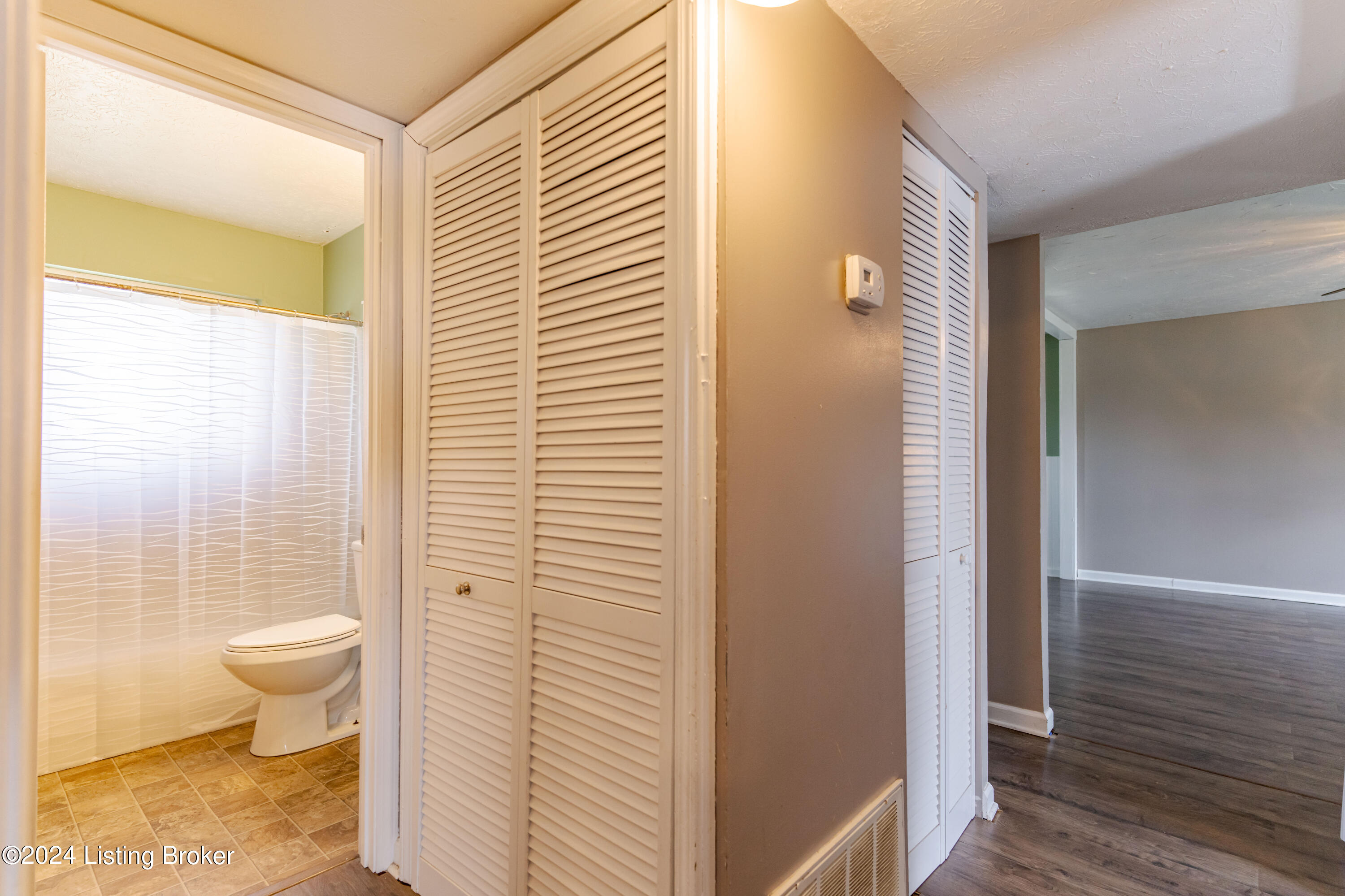 266 Dale Road Louisville, KY 40229 - Photo 23 of 39 Full Bath