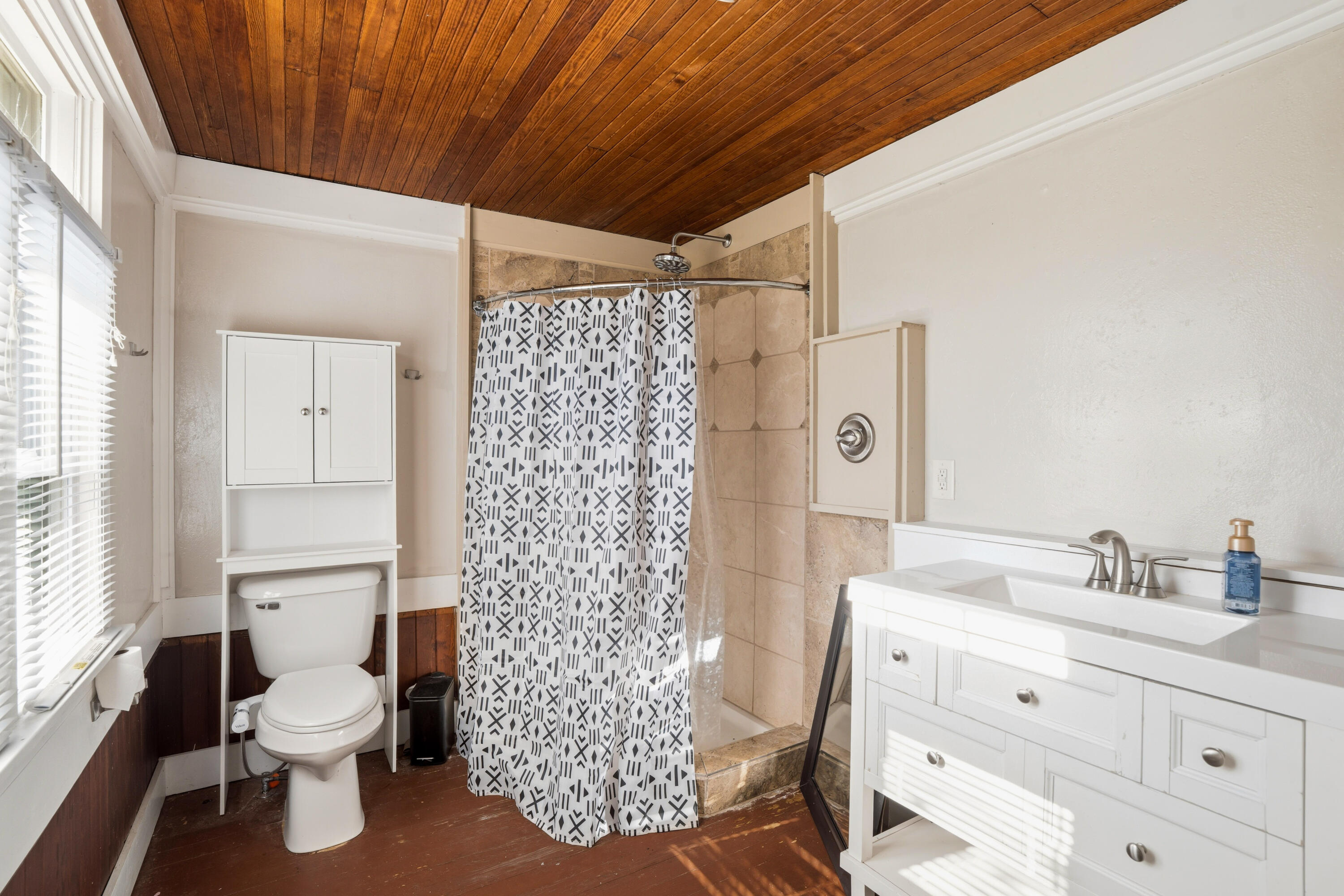 2221 Highway 83 Delafield, WI 53029 - Photo 9 of 46 Main Floor Bathroom