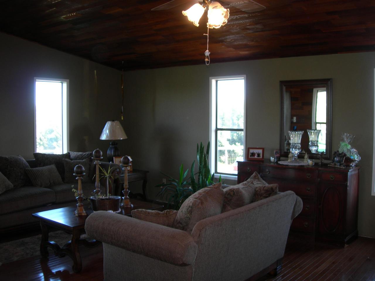 210 Liberty Road Granger, WA 98932 - Photo 4 of 8 a living room with furniture and a chandelier