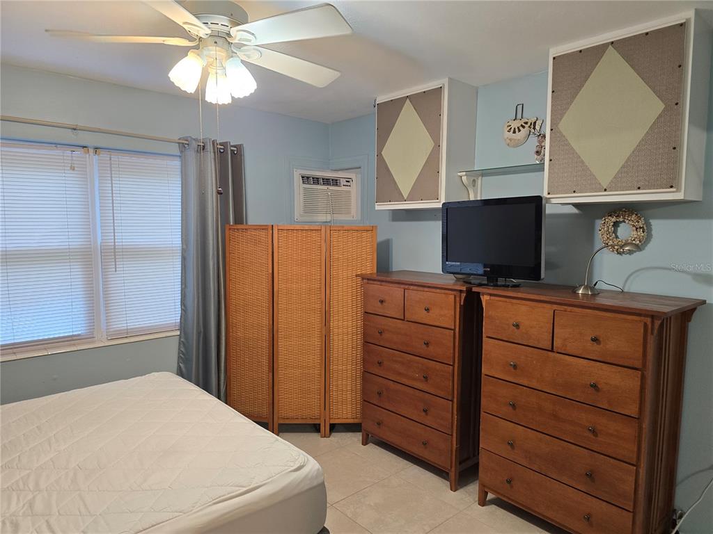 5850 Welcome Road, Unit J6 Bradenton, FL 34207 - Photo 16 of 30 a bedroom with a bed and a flat screen tv
