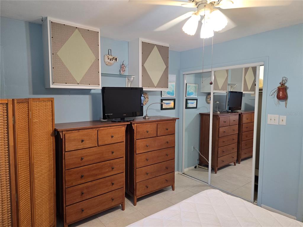 5850 Welcome Road, Unit J6 Bradenton, FL 34207 - Photo 17 of 30 a room with furniture and flat screen tv