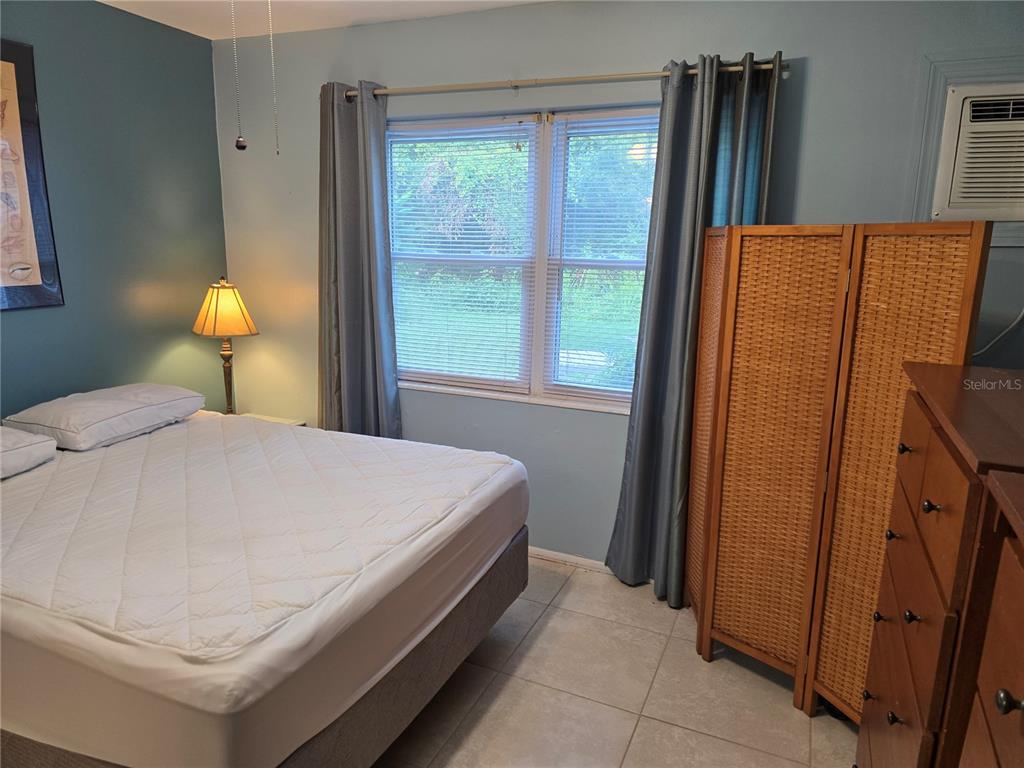 5850 Welcome Road, Unit J6 Bradenton, FL 34207 - Photo 18 of 30 a bedroom with a bed and a window