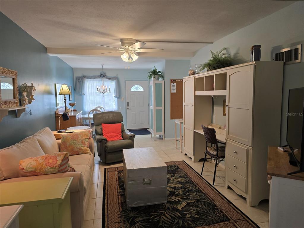 5850 Welcome Road, Unit J6 Bradenton, FL 34207 - Photo 3 of 30 a living room with furniture and a flat screen tv