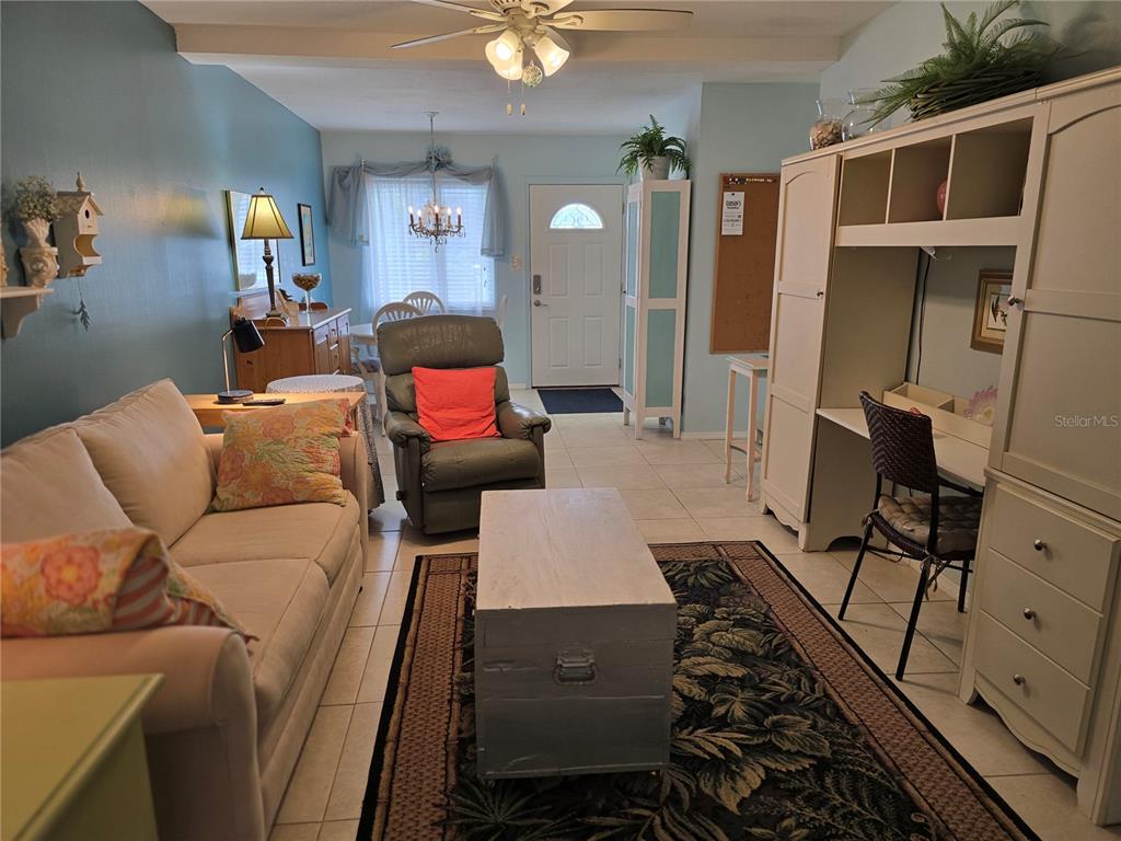 5850 Welcome Road, Unit J6 Bradenton, FL 34207 - Photo 7 of 30 a living room with furniture