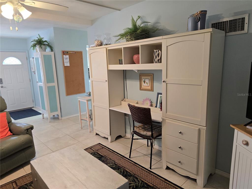 5850 Welcome Road, Unit J6 Bradenton, FL 34207 - Photo 8 of 30 a workspace with furniture and window