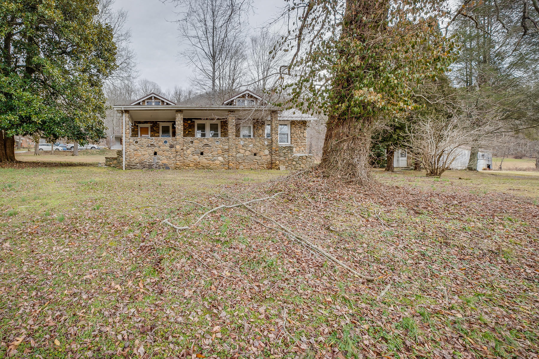 2005 Masters Lane Erwin, TN 37650 - Photo 2 of 28 001