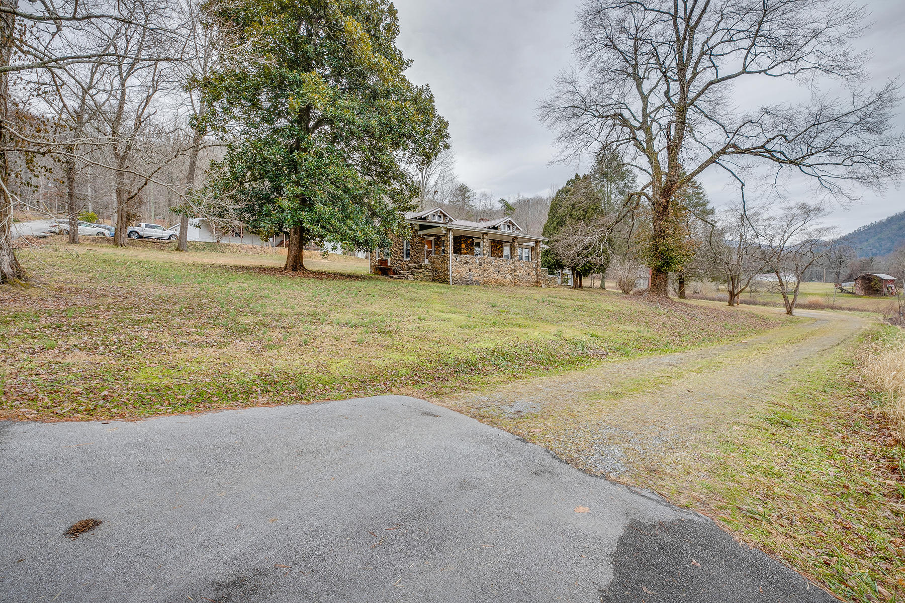 2005 Masters Lane Erwin, TN 37650 - Photo 3 of 28 002