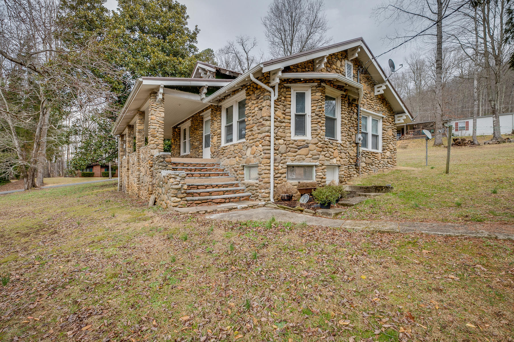 2005 Masters Lane Erwin, TN 37650 - Photo 5 of 28 005