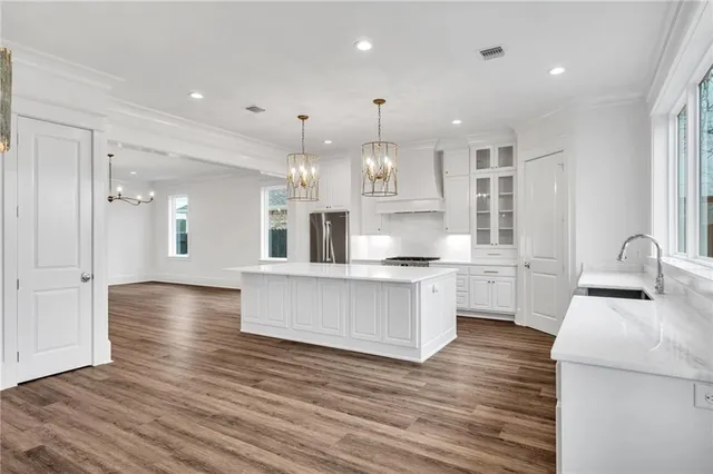 $685,000 | 100 Andrea Street, River Ridge, LA 70123