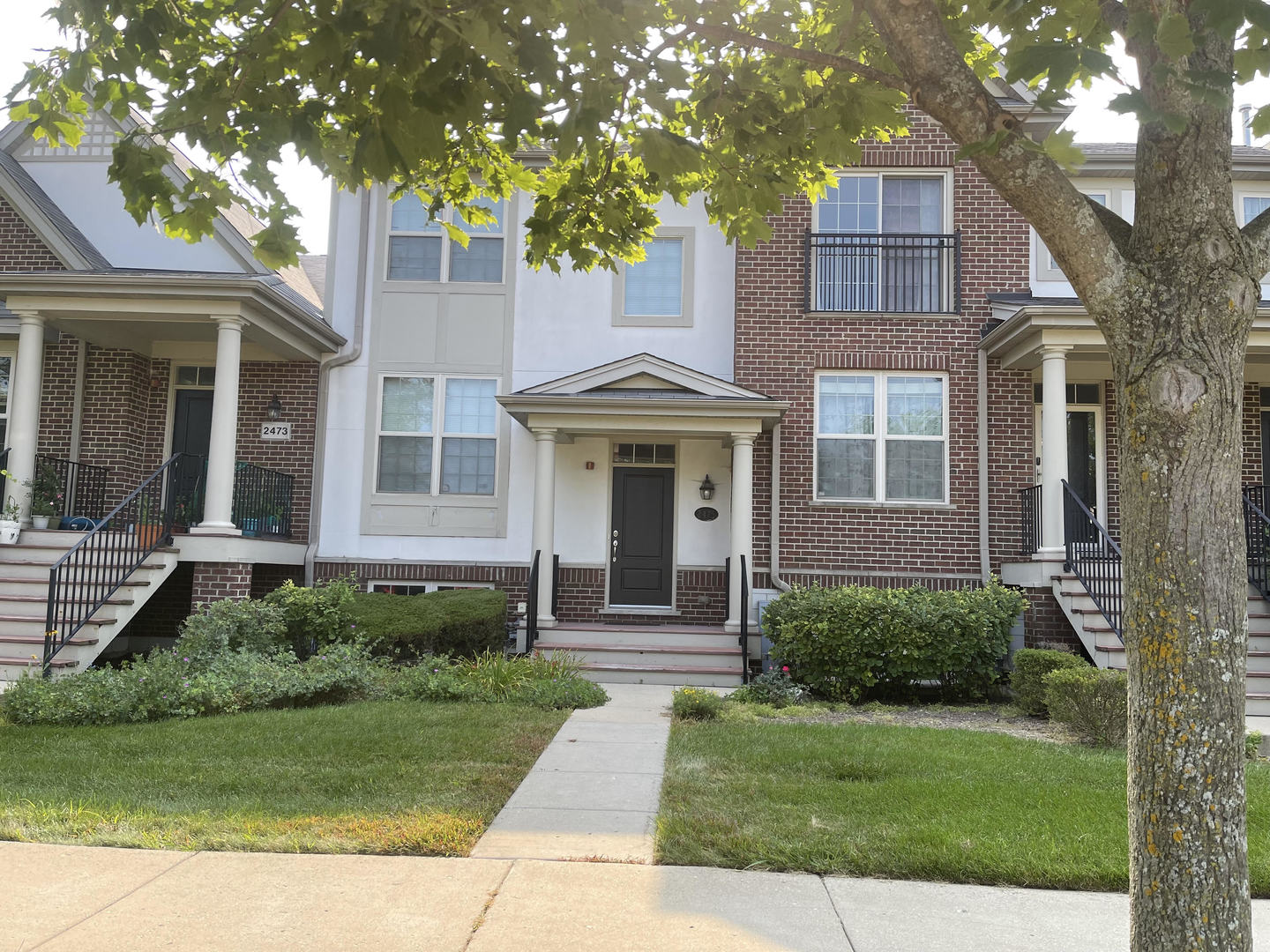 2475 Waterbury Lane Buffalo Grove, IL 60089 - Photo 1 of 19 a front view of a house with garden
