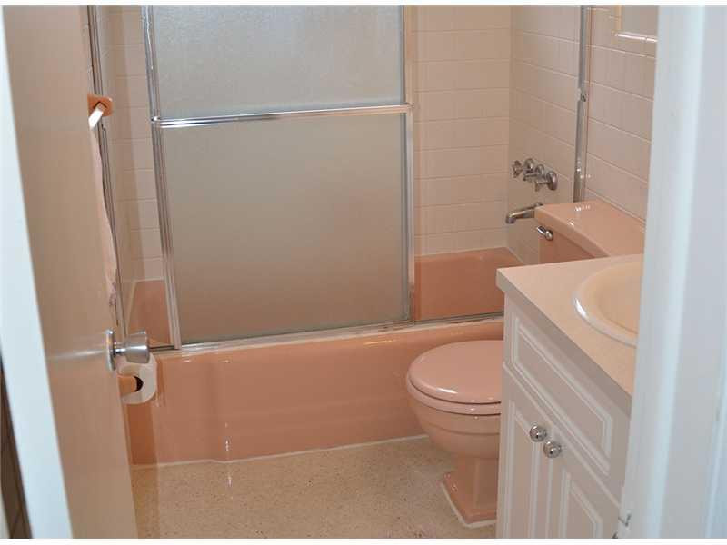740 Ridgewood Lane Plantation, FL 33317 - Photo 17 of 23 Bathroom