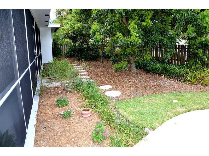 740 Ridgewood Lane Plantation, FL 33317 - Photo 23 of 23 Yard/Garden
