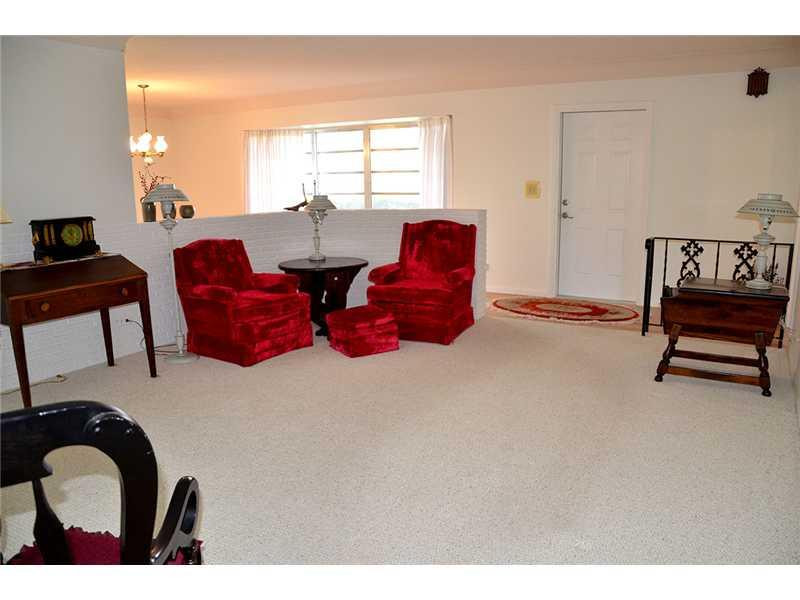 740 Ridgewood Lane Plantation, FL 33317 - Photo 6 of 23 Living Room