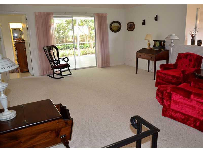740 Ridgewood Lane Plantation, FL 33317 - Photo 7 of 23 Living Room