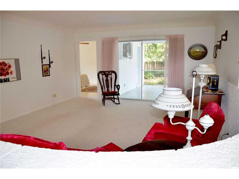 740 Ridgewood Lane Plantation, FL 33317 - Photo 8 of 23 Living Room